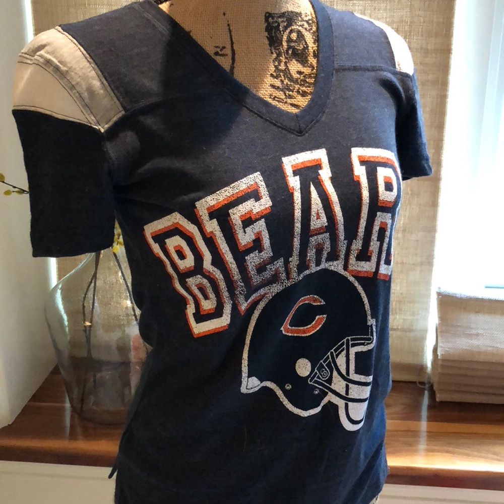BEARS 🐻 v-neck tee